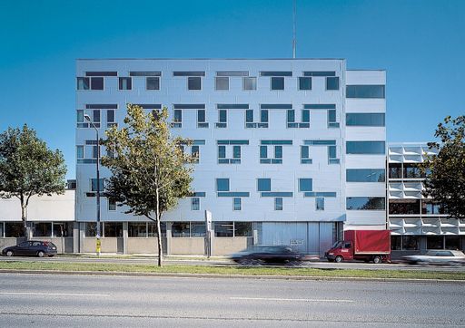 Der Aluminium-Architektur-Preis ging bereits zwei Mal an Elsa Prochazka. Sie war Preisträgerin in den Jahren 2008 und 2000, wo sie für das Coca-Cola-Verwaltungsgebäude in Wien ausgezeichnet wurde.