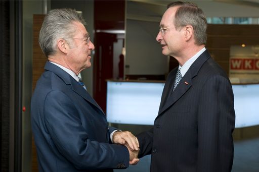 Bundespräsident Heinz Fischer gratuliert WKÖ-Chef Leitl zur Wiederwahl