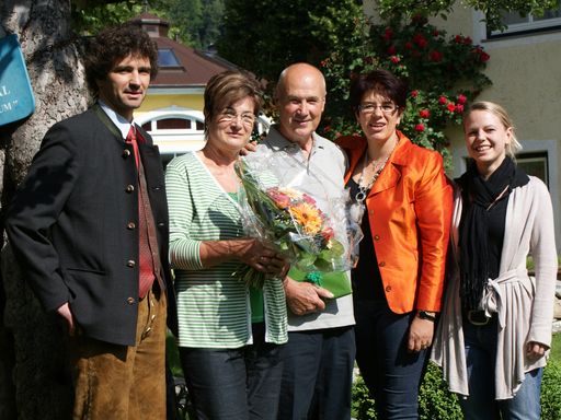  Marketingchef Mag. Oliver Stärz (links), Projekt-Koordinatorin Pia Schied (rechts) und Sabine Hörl (2. von rechts) vom Romantikhotel Metzgerwirt gratulieren Ursula Kramer und ihrem Mann zur 10.000. 'Zell am See-Kaprun Karte'.