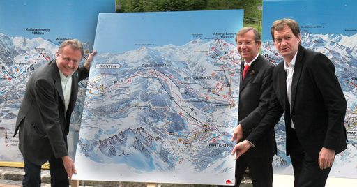 vl. Hartwig Moßhammer, Vorstand der Aberg-Hinterthal-Bergbahnen AG, LH-Stellv. Dr. Wilfried Haslauer, Tourismusreferent der Salzburger Landesregierung, Alois Gadenstätter, Bürgermeister der Gemeinde Maria Alm.