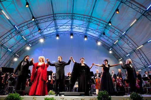 http://pressefotos.at/m.php?g=1&u=84&dir=201006&e=20100624_e&a=event
Mit "Klassikstars im Schlosspark" in Eisenstadt gelang ein sensationeller Start in die Open-Air-Saison.