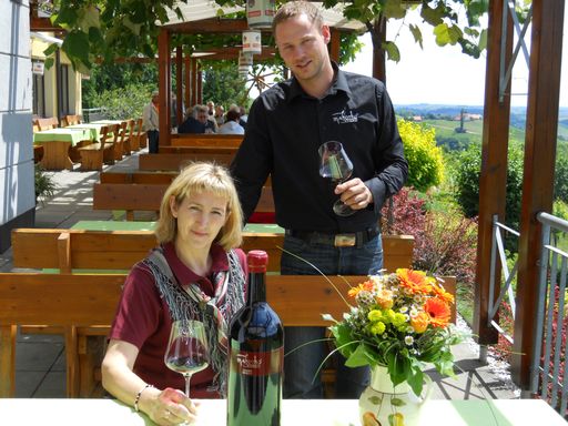 Hotel Gastro Pool freut sich über das 800. Mitglied. Im Bild: Irene Mahorko und Helmut Mahorko jun. vom Weingut Hotel Gasthaus Mahorko in Glanz an der Weinstraße.