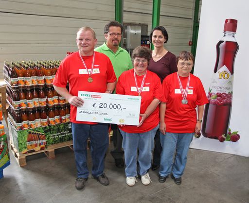  http://pressefotos.at/m.php?g=1&u=54&dir=201006&e=20100624_g&a=event
hinten v.l.: Herr Franz Adelwöhrer, Leiter Lebenshilfe Hiesbach, Frau Mag. Silke Goos-Perneker, Managing Director Eckes-Granini Austria - Vorne v.l.n.r.: Herbert Achleitner, Gerlinde Rauchegger, Ilse Schnabellehner
