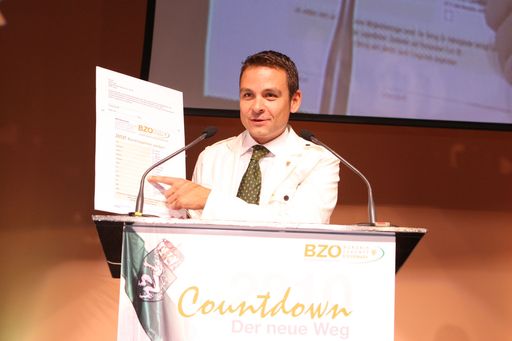  Gerald Grosz präsentiert am außerordentlichen Landeskonvent des BZÖ-Steiermark die Übertrittserklärung die das BZÖ den steirischen SPÖ-Mitgliedern übermitteln wird