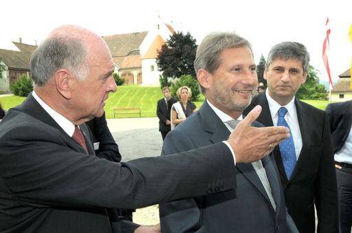 Vorschau Bild von Landeshauptmann Dr. Erwin Pröll begrüßt den EU-Kommisar für Regionalpolitik Dr. Johannes Hahn und Österreichs Außenminister Dr. Michael Spindelegger zu 15 Jahre Europaforum Wachau.