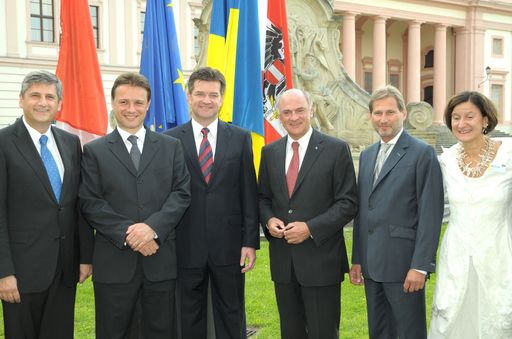 Landeshauptmann Dr. Erwin Pröll (Dritter von rechts) begrüßt Österreichs Außenminister Dr. Michael Spindelegger, den Außenminister von Kroatien Gordan Jandrokovic, den Außenminister der Slowakei Dr. Miroslav Lajcak, EU-Kommissar für Regionalpolitik Dr. Johannes Hahn und die Landesrätin für EU-Fragen sowie Präsidentin des Europaforums Wachau Mag. Johanna Mikl-Leitner (von links) zu 15 Jahre Europaforum Wachau.