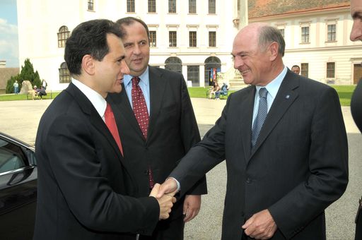 Vorschau Bild von Landeshauptmann Dr. Erwin Pröll (rechts) und Vizekanzler DI Josef Pröll begrüßen den stellvertretenden Premierminister von Serbien Bozidar Delic (links) bei 15 Jahre Europa-Forum Wachau auf Stift Göttweig.