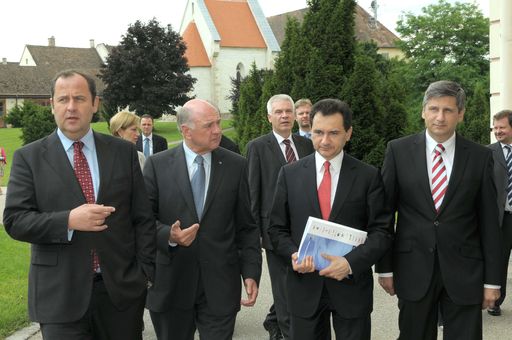 Vorschau Bild von Landeshauptmann Dr. Erwin Pröll begrüßt Vizekanzler DI Josef Pröll (links), den stellvertretenden Premierminister von Serbien Bozidar Delic sowie Außenminister Dr. Michael Spindelegger (rechts) auf Stift Göttweig.