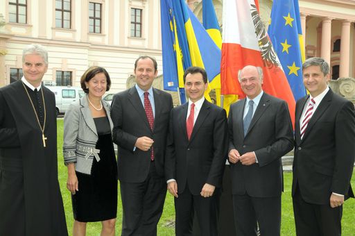 Vorschau Bild von Landeshauptmann Dr. Erwin Pröll (Zweiter von rechts) begrüßt Prälat Columban Luser, die Präsidentin des Europa-Forum Wachau Mag. Johanna Mikl-Leitner, Vizekanzler DI Josef Pröll, den stellvertretenden Premierminister von Serbien Bozidar Delic und Außenminister Dr. Michael Spindelegger (von links) zum 15. Europa-Forum Wachau auf Stift Göttweig.