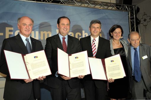 Vorschau Bild von Landeshauptmann Dr. Erwin Pröll, Vizekanzler DI Josef Pröll und Außenminister Dr. Michael Spindelegger unterzeichnen die Göttweiger Erklärung beim 15. Europa-Forum Wachau.