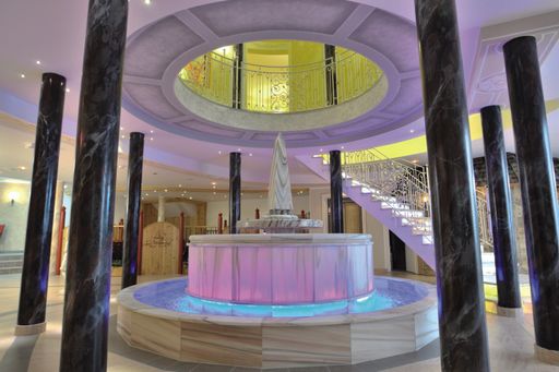 Vorschau Bild von Der erstklassige über 2.000 Quadratmeter große Beauty- und Wellnessbereich des Schlosshotel Lacknerhof ****S lädt während des gesamten Jahres zum Verwöhnen und Entspannen ein.