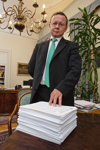  Mag. Svoboda mit den Petitionsunterschriften