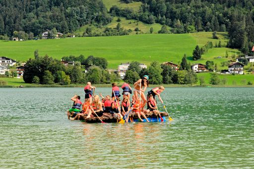 Mit dem Floß geht es in Richtung der Insel und damit in Richtung des Schatzes.