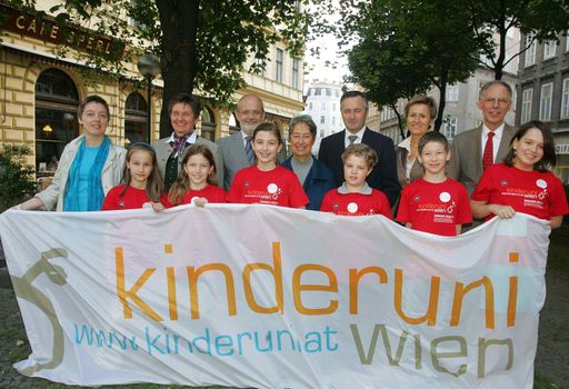  v.l.n.r.: Karoline Iber (Leiterin des Kinderbüros der Universität Wien), Ania, Barbara Hinterstoisser (Vizerektorin der Universität für Bodenkultur Wien), Elisa, Rudolf Mallinger (Vizerektor der Medizinischen Universität Wien), Lara, Margit Fischer ( Botschafterin für das Europäische Jahr gegen Armut und soziale Ausgrenzung, Vorsitzende Verein Science Cente Network), David, Hannes Ametsreiter (Generaldirektor mobilkom austria und Telekom Austria), Alexander, Christa Schnabl (Vizerektorin der Universität Wien), Adalbert Prechtl (Vizerektor der Technischen Universität Wien) und Katharina (Moderation).