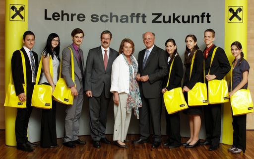 Raiffeisen startet Lehrlingsoffensive
30 Lehrlinge in eigener Raiffeisen-Klasse