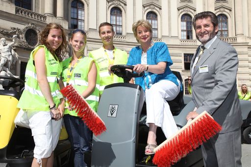  http://pressefotos.at/m.php?g=1&u=66&dir=201006&e=20100628_k&a=event
Hans Szivatz (Geschäftsführer der Alfred Kärcher
Ges.m.b.H.), Ursula Stenzel (Bezirksvorsteherin Wien 1), Christian
Illetschko (Schulsprecher Vienna Business School Floridsdorf) mit zwei Teilnehmerinnen
