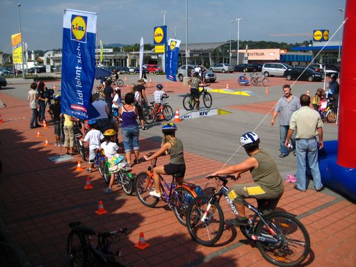  Jede Menge Spaß und Action gibt es bei den Tourstopps der Helmi-Familiensicherheitstour. Mehr als 1.000 Kinder waren im vergangenen Jahr österreichweit dabei.