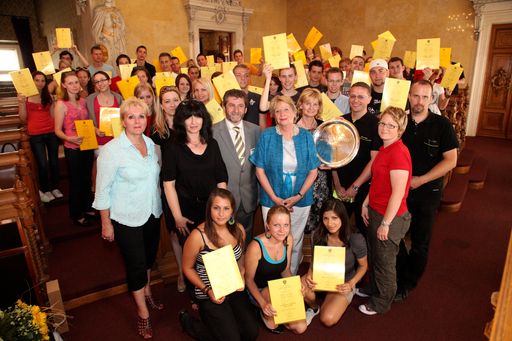 Vorschau Bild von http://pressefotos.at/m.php?g=1&u=66&dir=201006&e=20100628_a&a=event
Im Bild: SchülerInnen der Vienna Business School Floridsdorf mit Vertretern der Business School Vienna, der Alfred Kärcher Ges.m.b.H. und Bezirksvorsteherin Ursula Stenzel