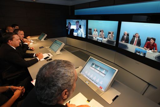  Dr. Hannes Ametsreiter, Generaldirektor mobilkom austria und Telekom Austria, CTO DI Walter Goldenits und Journalisten bei der LTE Demonstration in einem der Telepresence-Räume von Telekom Austria.