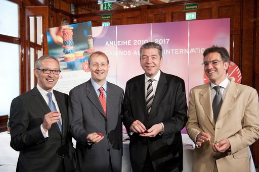 v.l.n.r: Mag. Josef Leutgeb (CFO Casinos Austria International), Patrick Butler M.A. (Member of the Board RZB), Mag. Paul Herzfeld (CEO Casinos Austria International), Mag. Michael Bures (Head of Debt Capital Markets Corporates RZB)