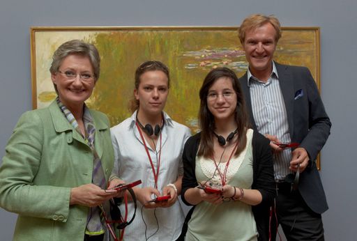 Heute präsentierten SchülerInnen der AHS-Kenyongasse Bundesministerin Dr. Claudia Schmied den Multimediaguide "Albertina for You & Me" das erste Projekt im Rahmen der Vermittlungsinitiative "Kulturvermittlung mit Schulen in Bundesmuseen".