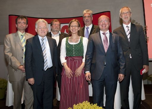 : Über die bestmögliche Versorgung von Diabetikern diskutierten beim gestrigen Sommerfest der Oberösterreichischen Apotheker: OÖ Ärztekammer-Präsident Dr. Peter Niedermoser, LH Dr. Josef Pühringer, OÖGKK-Obmann Felix Hinterwirth, OÖ Apothekerkammer-Vizepräsidentin Mag. pharm. Monika Aichberger, HV-Chef Dr. Hans-Jörg Schelling, OÖ Apothekerkammer-Präsident Mag. pharm. Thomas Veitschegger sowie DI Kurt Völkl von der Versicherungsanstalt für Eisenbahnen und Bergbau (v. l.).