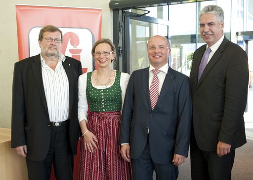 Vorschau Bild von OÖGKK-Obmann Felix Hinterwirth, Mag. pharm. Monika Aichberger, Mag. pharm. Thomas Veitschegger und Dr. Hans-Jörg Schelling vom Hauptverband der Sozialversicherungsträger (v. l.).