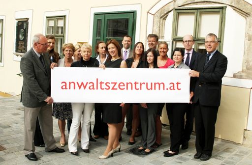  Kanzleigründer Dr. Rudolf Beck (erster v.l.) mit dem Team des neuen Anwaltszentrums in Mödling.