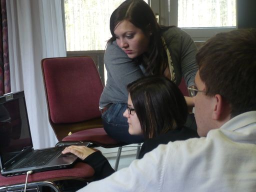  Ein Managementtraining der besonderen Art haben die Partnerunternehmen Opestra und SEEKYOU im Auftrag der Region Schneebergland ins Leben gerufen. Sieben Jugendliche arbeiten gemeinsam mit Beraterspezialisten an zwei  Kommunikationsprojekten für die Non-Profit-Organisationen "mitohnekochen.at" und "Wege-zum-Wohnen".