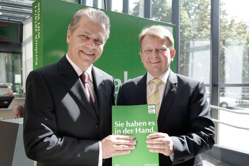 KommR Dr. Anton Gerald Ofner, Kurator WIFI Wien (li.) und Mag. Fritz Gregshammer, Institutsleiter WIFI Wien (re.) präsentieren das neue WIFI Wien Kursbuch