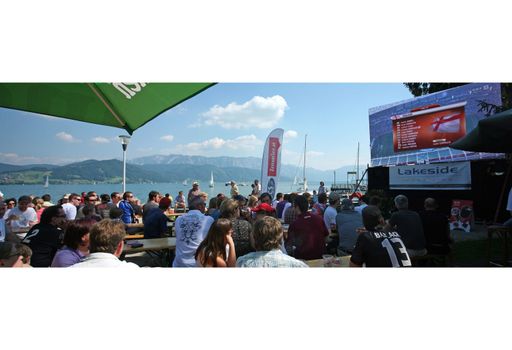  Medien Werkzeuge stellt die Videowall fürs schönste Public Viewing Österreichs ans Ufer des Attersees