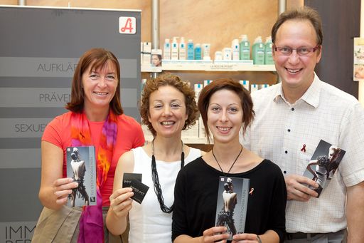 http://pressefotos.at/m.php?g=1&u=66&dir=201007&e=20100701_a&a=event
Im Bild v.l.n.r.: Mag. Ilona Leitner (Präsidentin der
Apothekerkammer Wien), Dr. Elia Bragagna (Sexualmedizinerin, Leiterin
der Akademie für Sexuelle Gesundheit), Mag. (FH) Sabine Lex
(Prävention für Frauen der Aids Hilfe Wien), Mag. Max Wellan
(Vizepräsident der Apothekerkammer Wien)