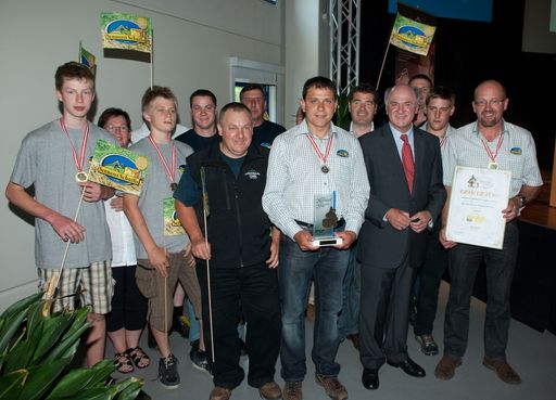 Im Bild ganz vorne, v.r.n.l: Peter Dünser (Obmann Sennerei Schnifis), Erwin Pröll (LH NÖ), Markus Hartmann (Meistersenn Sennerei Schnifis), 2. Reihe, 2.v.r: Andreas Amann (Bürgermeister Gemeinde Schnifis)
