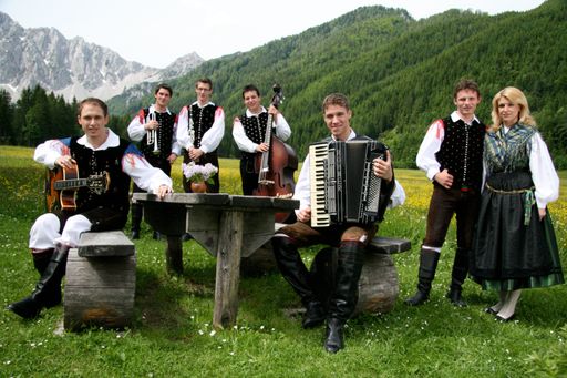 Vorschau Bild von Saso Avsenik und seine Oberkrainer beim Dreh von "Lieder, Land und Leute" in Kärnten.