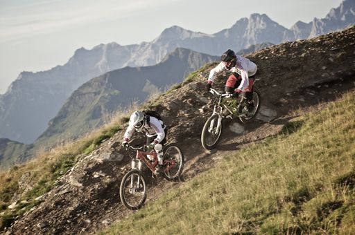 Spektakuläre Bike-Action mit dem Who-is-Who der internationalen Freeride Szene bei der Premiere des Dakine FREERIDE Festivals powered by Nissan vom 9. bis 11. Juli in Saalbach Hinterglemm.