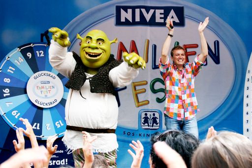  Kinderherzen schlagen höher beim Auftritt ihres Superhelden Shrek. Der liebe Filmheld steht gleich mehrmals mit Organisator und Moderator Robert Steiner in St. Michael auf der NIVEA Showbühne.