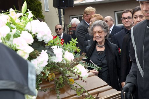 http://pressefotos.at/m.php?g=1&u=66&dir=201007&e=20100706_l&a=event
Frau Dr. Elisabeth Leopold, ihre Tochter Gerda und Sohn Diethard Leopold geleiten den Sarg Prof. Rudolf Leopolds zum Grab.