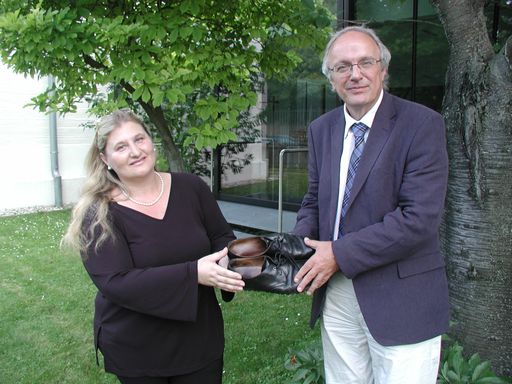  "Schuhübergabe von Bischof Dr. Michael Bünker an GfbV-Vorstandsmitglied Kornelia Rainer-Schröder"