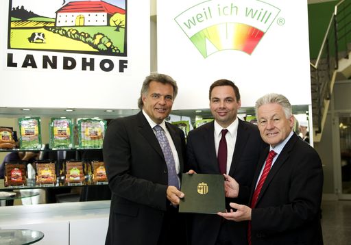 Die LANDHOF Geschäftsführer Herbert Schmid und Walter Dorninger, Landeshauptmann Dr. Josef Pühringer (v.l.n.r.)