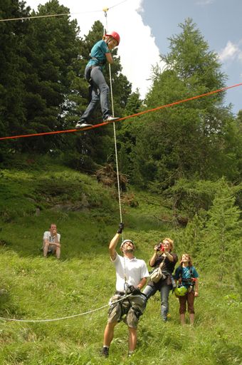 Vorschau Bild von Hirschen Camp Action auf der Slackline in 5 Meter Höhe mit Mannitou-Betreuer Martin Veit.
