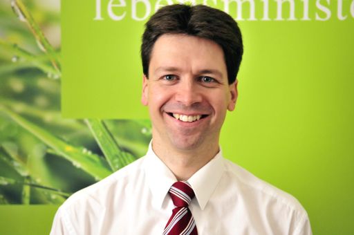 In der freiwilligen Interessenvertretung der heimischen Land- und Forstwirtschaftsbetriebe findet ein Wechsel in der Führungsebene statt. Dr. Werner Andrä, der seit fünf Jahren die Geschicke des Verbandes lenkt, wird sich ab September dieses Jahres beruflich verändern. Ab 23. August übernimmt DI Bernhard Budil die Leitung der Land&Forst Betriebe Österreich.