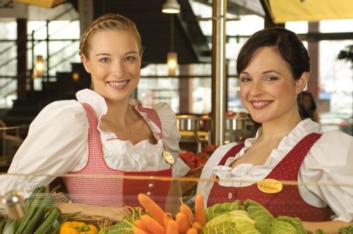Vorschau Bild von Neben Klassikern der österreichischen und der mediterranen Küche stehen auch besonders leichte sowie vegetarische Speisen zur Wahl. Das Rosenberger-Team berät gerne.