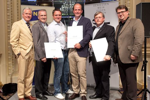 http://pressefotos.at/m.php?g=1&u=66&dir=201007&e=20100708_f&a=event
Im Bild vlnr.: Dr. Hubert Schultes (Generaldirektor der
Niederösterreichischen Versicherung AG), Ök.Rat Dipl.-HLFL-Ing. Josef
Pleil (Präsident des Österreichischen Weinbauverbandes), Josef Dockner jun. (3. Platz), Karl Holzapfel (1. Platz), Ludwig Neumayer (3. Platz), Peter Moser (Chefredakteur Falstaff Verlag)