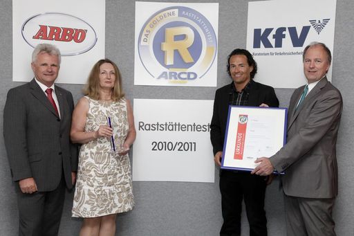  Bei der Preisverleihung für das Rosenberger-Restaurant in Haag (2. Platz von 45 Teilnehmern): ARBÖ-Gen.Sekr. Peter Stuppacher, Geschäftsleiterin Monika Marder, Eigentümer Kris Rosenberger, KfV-Dir. Dr. Othmar Thann (v. l.).