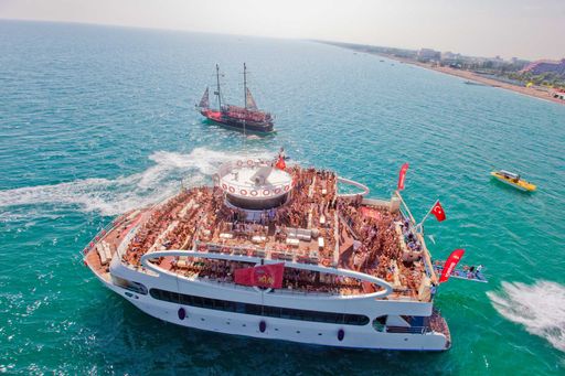 Über 10.000 Maturanten, Rekordzahl an Sponsoren - Expansion nach Europa.  Im Bild: Mobydick Catamaran X-Dick