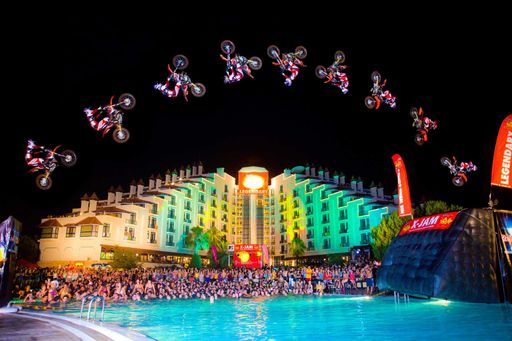 Vorschau Bild von Über 10.000 Maturanten, Rekordzahl an Sponsoren - Expansion nach Europa.  Im Bild: Red Bull X-Fighter