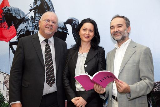http://pressefotos.at/m.php?g=1&u=66&dir=201007&e=20100712_v&a=event
Im Bild vlnr.: Dkfm. Hans Raumauf (Mitglied des Erweiterten Vienna Insurance Group Ausschusses), Albana Dhimitri (Vizebürgermeisterin der Stadt Tirana) und Adolph Stiller (Kurator)