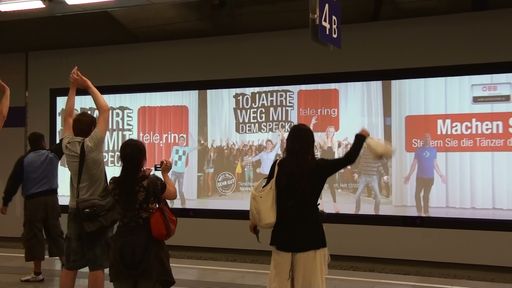 Interaktive Leinwand. Die Bewegungen werden von zwei Infrarotkameras erfasst und sofort auf den Screen abgebildet.