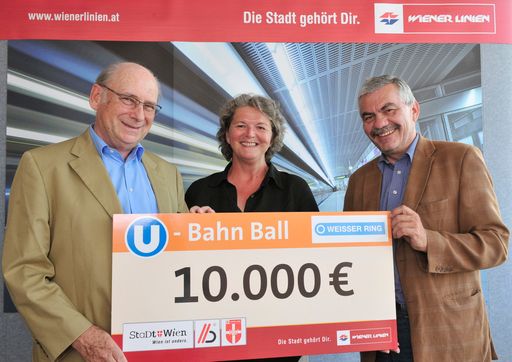  Direktor Günter Steinbauer übergibt einen Spendenscheck über 10.000 Euro an den Präsidenten des Vereins 'Weisser Ring' Udo Jesionek und Geschäftsführerin Marianne Gammer.
