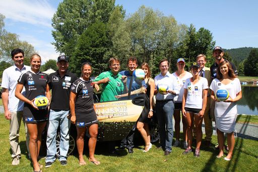 Gruppe mit smart: Mag. Stefan Potyka (Vizepräsident des ÖVV), Babsi Hansel, Alex Horst, Sara Montagnolli, Hannes Jagerhofer, Christian Scheider (Bürgermeister der Stadt Klagenfurt), Foto-Hostess Anna Maria Mokina, Mag. Harald Dobernig (Landesrat für Finanzen, Personal und Kultur), Steffi Schwaiger, Doris Schwaiger, Univ.-Doz . Dr. Georg Lajtai (Ärztlicher Leiter der Privatklinik Althofen), Clemens Doppler, Foto-Hostess Marlen Gulden.